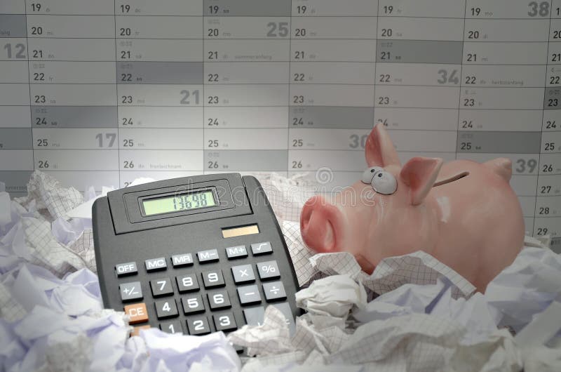 Berechnen Sie mit Sparschwein lizenzfreies stockfoto