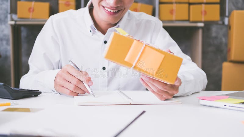 Berechnung der Kosten des Portos eines Päckchens lizenzfreie stockfotos Berechnung der Kosten des Portos eines Päckchens lizenzfreie stockfotos