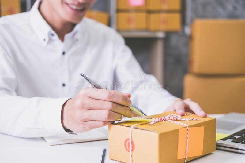 Berechnung der Kosten des Portos eines Päckchens lizenzfreies stockbild Berechnung der Kosten des Portos eines Päckchens lizenzfreies stockbild