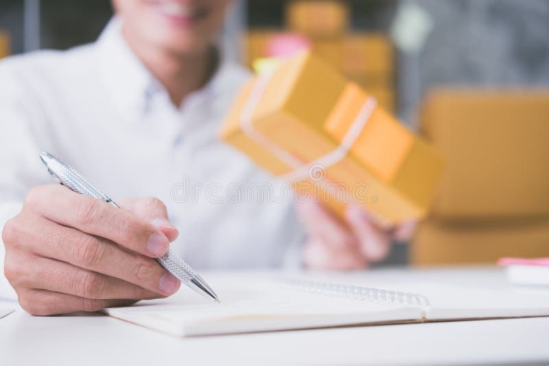 Berechnung der Kosten des Portos eines Päckchens lizenzfreie stockfotos Berechnung der Kosten des Portos eines Päckchens lizenzfreie stockfotos