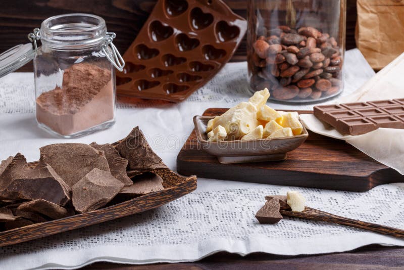 Bereiding van met de hand vervaardigde chocoladepasta's royalty-vrije stock afbeeldingen Bereiding van met de hand vervaardigde chocoladepasta's royalty-vrije stock afbeeldingen