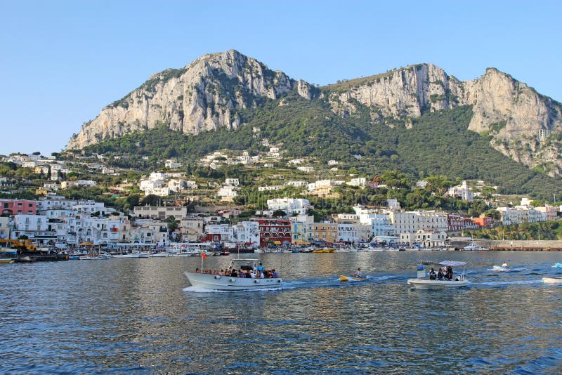 Bereisen Sie die Boote, die blaue Grottenschiffer, Marina Grande, Capri, Ita schleppen lizenzfreies stockbild Bereisen Sie die Boote, die blaue Grottenschiffer, Marina Grande, Capri, Ita schleppen lizenzfreies stockbild