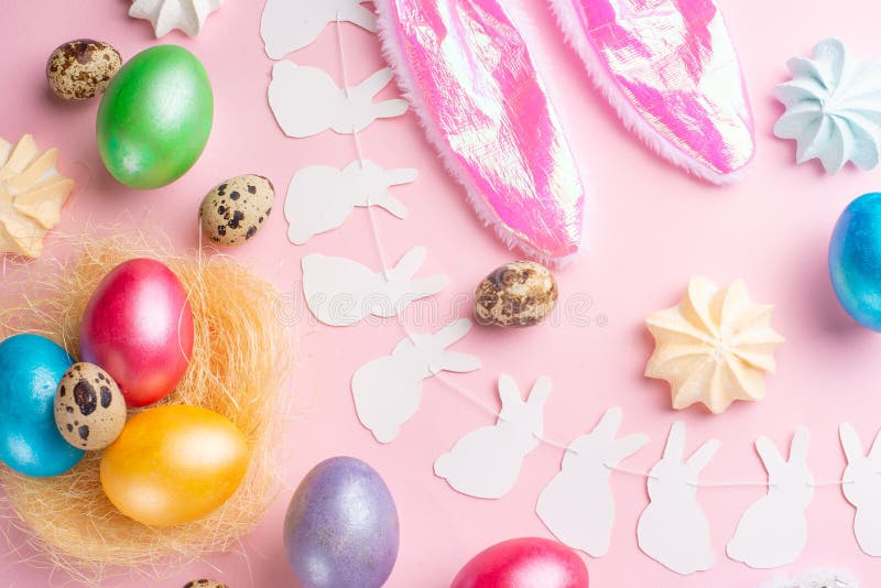 Bereiten Sie für Produktmontageanzeige vor Ostereier gefärbt mit den Hasenohren auf einem rosa Hintergrund mit Bonbons Flache Lag stockbild Bereiten Sie für Produktmontageanzeige vor Ostereier gefärbt mit den Hasenohren auf einem rosa Hintergrund mit Bonbons Flache Lag stockbild