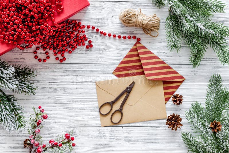 Bereiten Sie neues Jahr und Weihnachten 2018 Geschenke in den Kästen und Umschläge auf hölzernem Hintergrundspitze veiw Modell vo lizenzfreie stockfotos Bereiten Sie neues Jahr und Weihnachten 2018 Geschenke in den Kästen und Umschläge auf hölzernem Hintergrundspitze veiw Modell vo lizenzfreie stockfotos