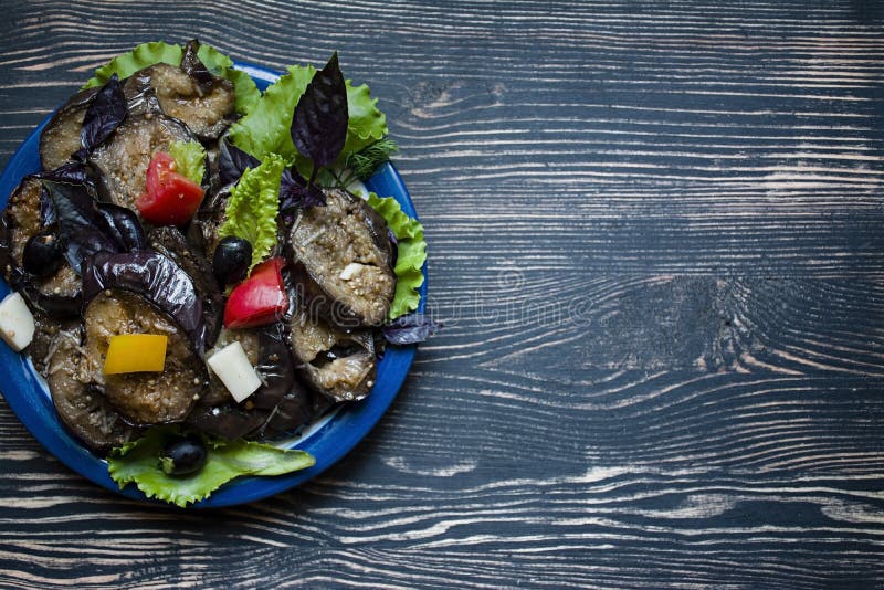 Berenjena frita con la ensalada y las especias frescas fotos de archivo Berenjena frita con la ensalada y las especias frescas fotos de archivo