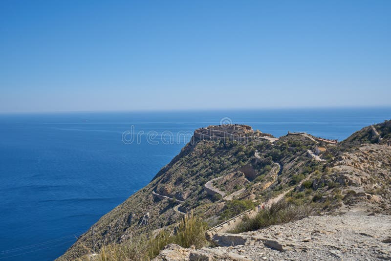 Berg, der das Meer gegenüberstellt lizenzfreie stockfotografie Berg, der das Meer gegenüberstellt lizenzfreie stockfotografie