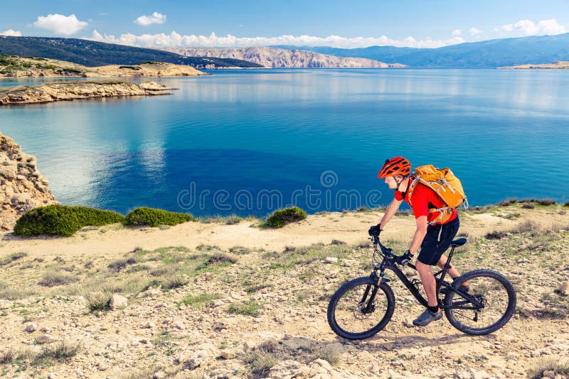 Berg het biking bij de sleep van het vuilenduro van de kustfiets stock fotografie Berg het biking bij de sleep van het vuilenduro van de kustfiets stock fotografie