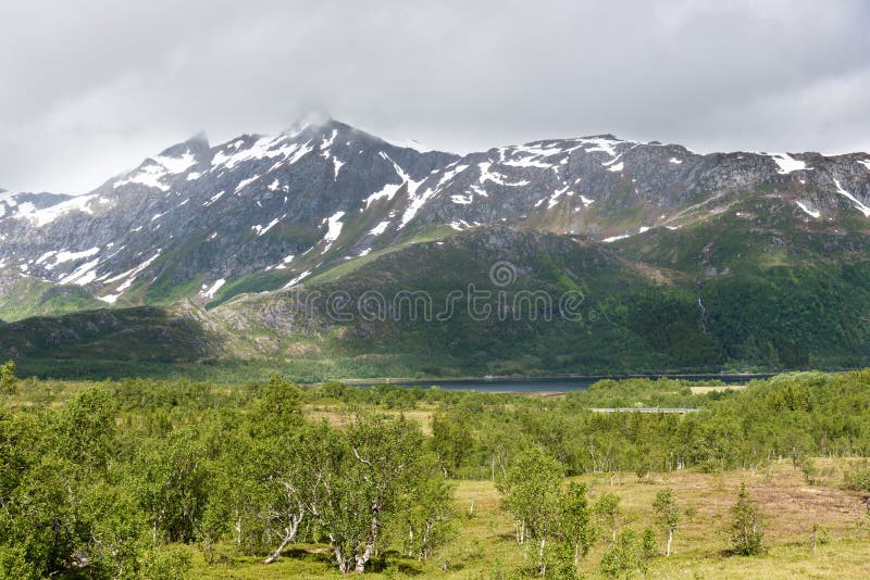 Berg i de Norge Lofoten fjordarna royaltyfria bilder Berg i de Norge Lofoten fjordarna royaltyfria bilder