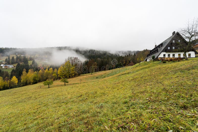 Berg i färgerna av hösten Spindleruv Mlyn royaltyfri fotografi Berg i färgerna av hösten Spindleruv Mlyn royaltyfri fotografi