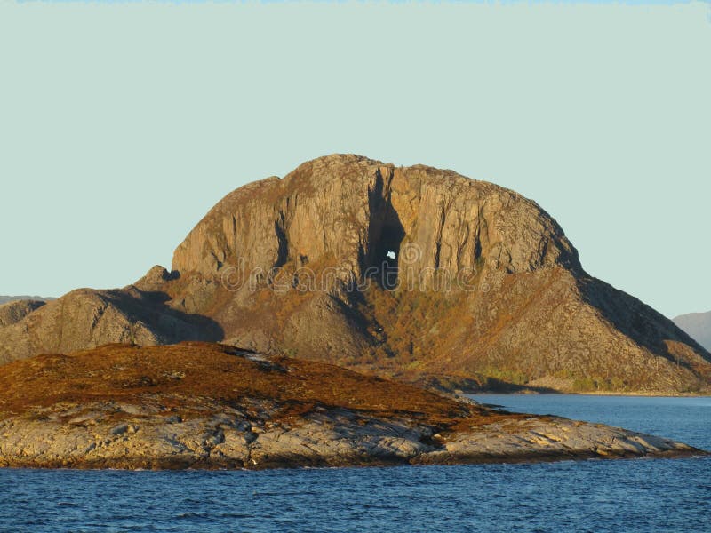 Berg Mit Loch Oder Torghatten Norwegen Stockfoto - Bild von küste,  norwegisch: 57739616