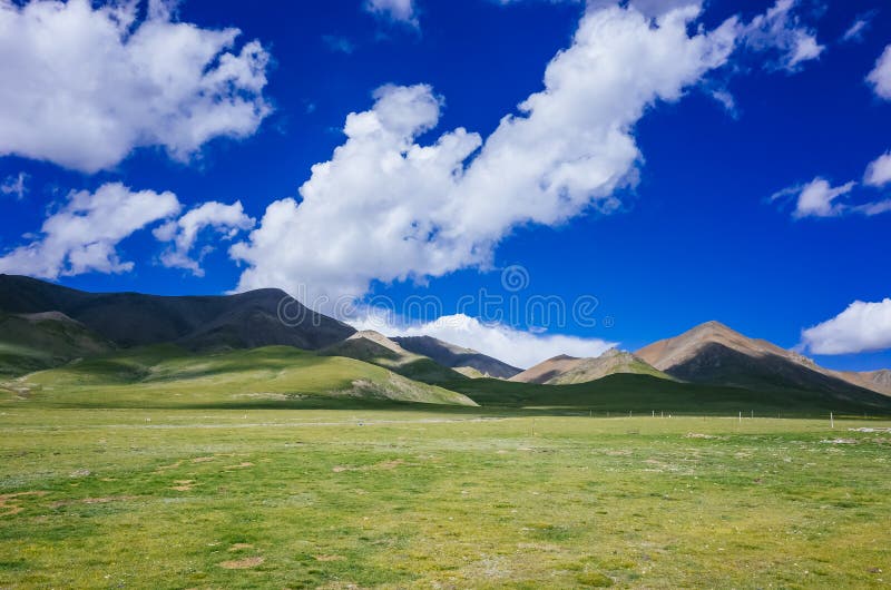 Berg och ängar nära Qilian, Qinghai, Kina royaltyfri fotografi Berg och ängar nära Qilian, Qinghai, Kina royaltyfri fotografi