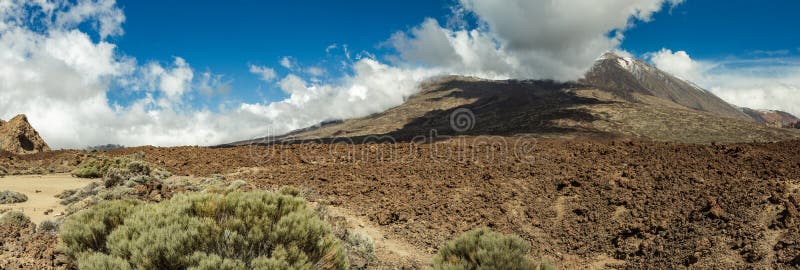 Berg Teide mit den wei?en Schneestellen, teils bedeckt durch die Wolken Heller blauer Himmel Teide Nationalpark, Tenerife, Kanari stockfoto Berg Teide mit den wei?en Schneestellen, teils bedeckt durch die Wolken Heller blauer Himmel Teide Nationalpark, Tenerife, Kanari stockfoto
