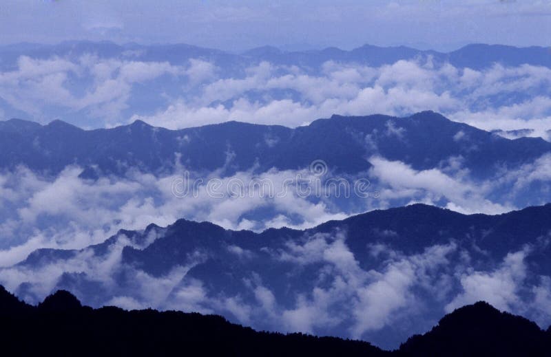 Merkwürdige Und Eindeutige Wolkenanordnungen über Großem Berg Stockbild