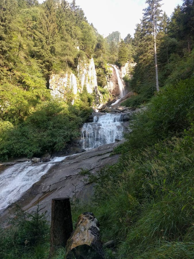 Berg waterfall salt de Rebet in Wald-braone Tal Italien