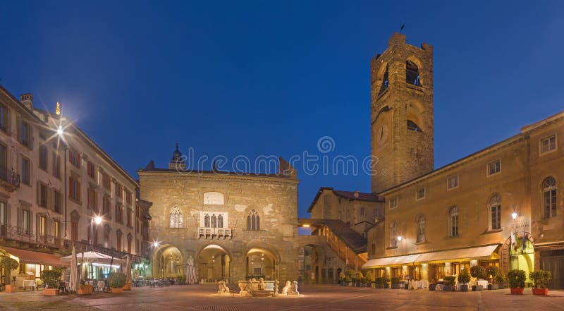 Bergamo - das Marktplatz Vecchia-Quadrat an der Dämmerung lizenzfreie stockfotografie Bergamo - das Marktplatz Vecchia-Quadrat an der Dämmerung lizenzfreie stockfotografie