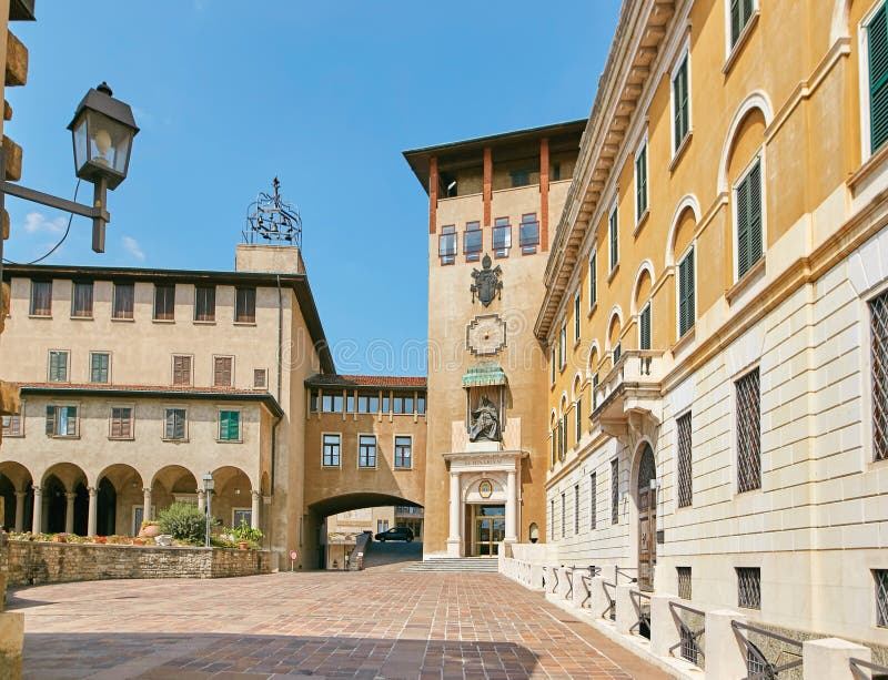 Seminário Episcopal De Giovanni Xxiii. Bergamo Itália Fotografia Editorial  - Imagem de marco, apartamento: 235144077