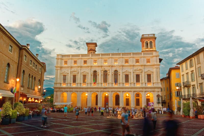 Bergamo, Italia 18 agosto 2018: Palazzo di Nuovo nel quadrato della cattedrale fotografia stock libera da diritti Bergamo, Italia 18 agosto 2018: Palazzo di Nuovo nel quadrato della cattedrale fotografia stock libera da diritti