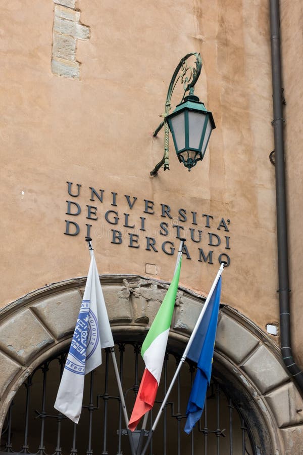 BERGAMO, LOMBARDY/ITALY - CZERWIEC 25: Flaga w piazza Vecchia w Bergamo na Czerwu 25, 2017