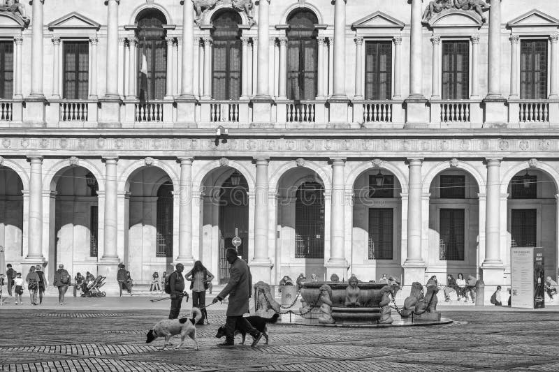 Bergamo lombardy włochy listopad 4 2024 : plac główny piazza vecchia zdjęcie stock