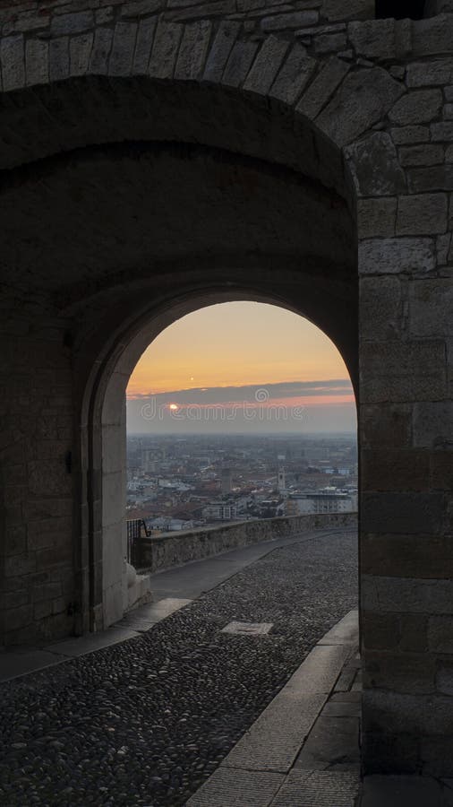 Bergamo stary miasteczko, jeden piękny miasto w Włochy Krajobraz przy starą bramą Porta San Giacomo podczas wschód słońca fotografia royalty free Bergamo stary miasteczko, jeden piękny miasto w Włochy Krajobraz przy starą bramą Porta San Giacomo podczas wschód słońca fotografia royalty free