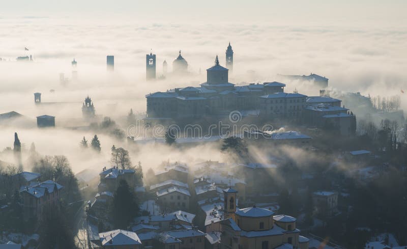 bergamo Италия Ломбардия Изумительный ландшафт тумана поднимает от равнин и покрывает старый городок стоковая фотография bergamo Италия Ломбардия Изумительный ландшафт тумана поднимает от равнин и покрывает старый городок стоковая фотография