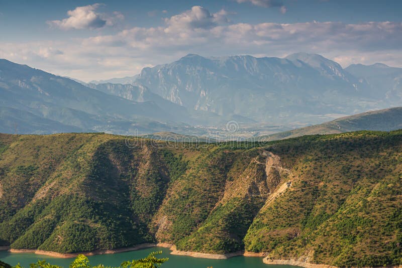 Bergblick hinter dem Stausee von Fierza in Albanien lizenzfreie stockfotografie Bergblick hinter dem Stausee von Fierza in Albanien lizenzfreie stockfotografie