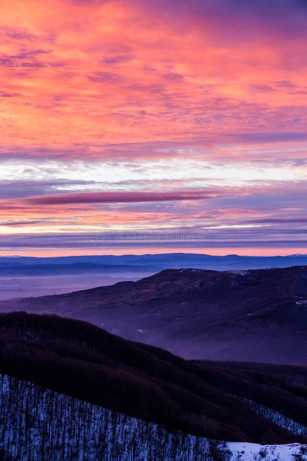 Bergblick mit einem rosa-purpurroten farbigen Sonnenunterganghimmel, Kopitoto-Hügel, Vitosha-Berg, Sofia, Bulgarien stockfotos Bergblick mit einem rosa-purpurroten farbigen Sonnenunterganghimmel, Kopitoto-Hügel, Vitosha-Berg, Sofia, Bulgarien stockfotos