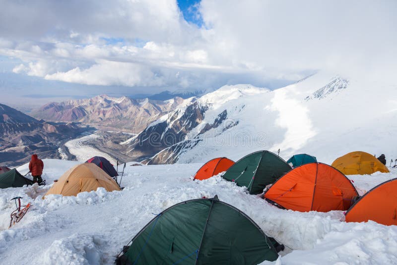 Bergblick von Lenin-Spitzenlager 4 Die Bergsteiger, die für Gipfel sich vorbereiten, versuchen in ihren Zelten stockfotografie Bergblick von Lenin-Spitzenlager 4 Die Bergsteiger, die für Gipfel sich vorbereiten, versuchen in ihren Zelten stockfotografie