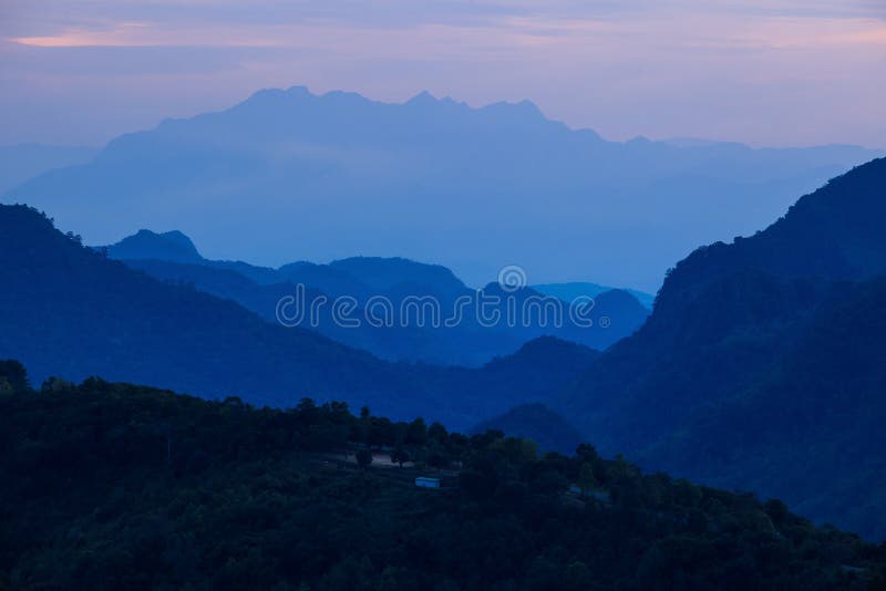 Bergblickpunkt in wichtigem reisendem destinat Doi Angkhang lizenzfreies stockbild Bergblickpunkt in wichtigem reisendem destinat Doi Angkhang lizenzfreies stockbild