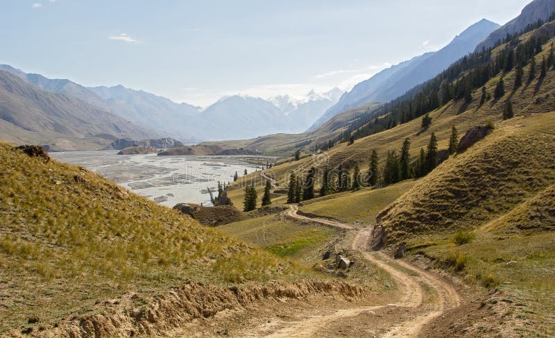 Bergdal med floden och vägen royaltyfria foton Bergdal med floden och vägen royaltyfria foton