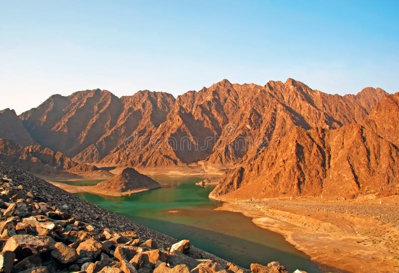 Berge in der DubaiWüste stockfoto. Bild von araber, oman 10379760