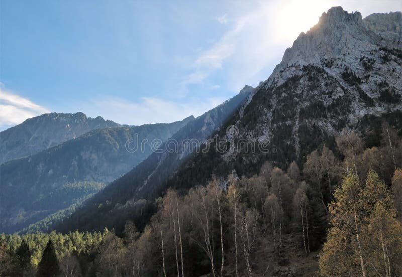 Berge der Pyrenäen und der Sonne, die hinten steigen stockbilder Berge der Pyrenäen und der Sonne, die hinten steigen stockbilder