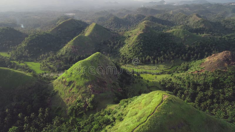 Berge formulieren Luft Service-Landschaft : Aufbauend auf den Berg mit Wanderweg. Brutale Naturlandschaft Asiens