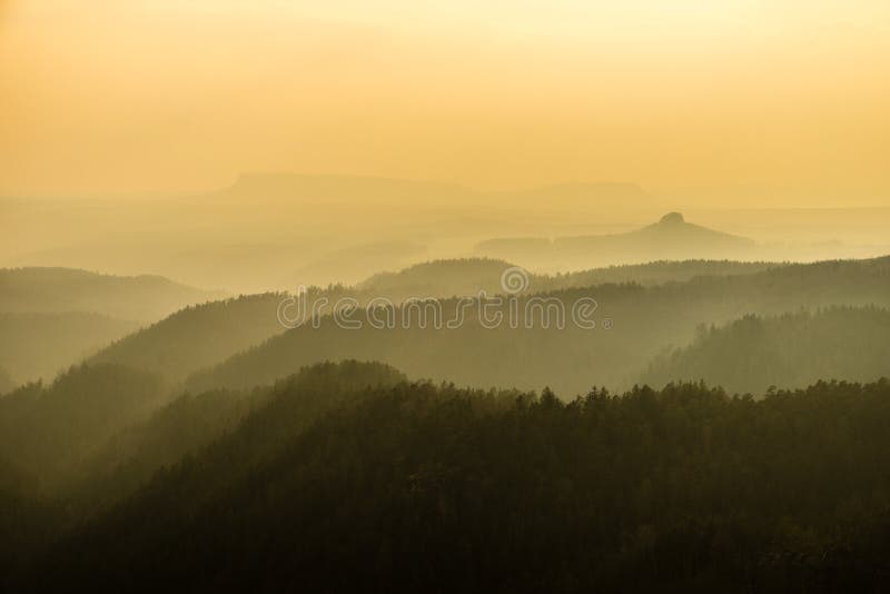 Berge gestalten Schichten im Nebel, die Sächsisch-böhmische Schweiz, Tschechische Republik landschaftlich stockbild Berge gestalten Schichten im Nebel, die Sächsisch-böhmische Schweiz, Tschechische Republik landschaftlich stockbild