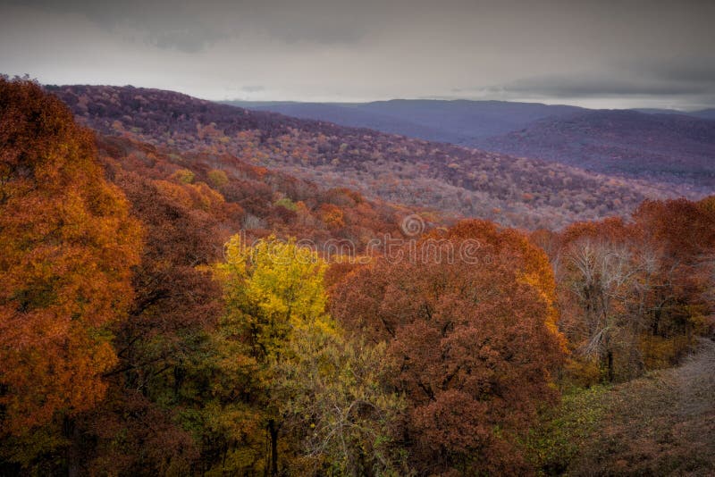 Berge im Herbst lizenzfreie stockfotos Berge im Herbst lizenzfreie stockfotos