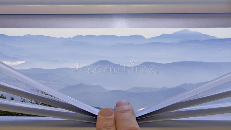 Berge im Hintergrundfenster lizenzfreie stockbilder Berge im Hintergrundfenster lizenzfreie stockbilder
