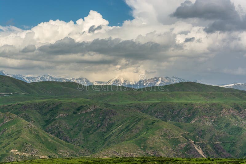 Berge mit Wolken im Fr?hjahr Natur ?Tekeli ? Alatau-Berge kazakhstan lizenzfreies stockfoto Berge mit Wolken im Fr?hjahr Natur ?Tekeli ? Alatau-Berge kazakhstan lizenzfreies stockfoto
