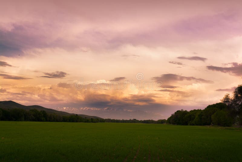 Berge mit Wolken im Fr?hjahr Natur ?Tekeli ? Alatau-Berge kazakhstan stockbilder Berge mit Wolken im Fr?hjahr Natur ?Tekeli ? Alatau-Berge kazakhstan stockbilder