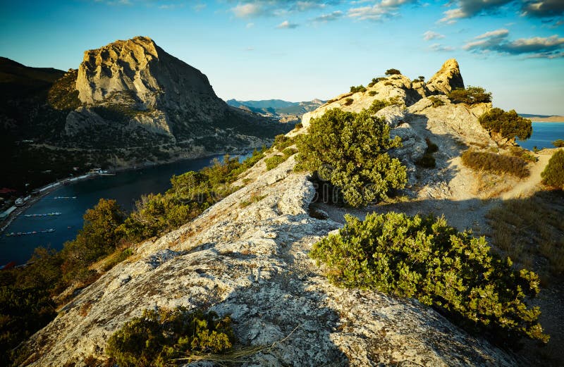 Bergen en overzees bij zonsondergang Het landschap van de Krim royalty-vrije stock foto Bergen en overzees bij zonsondergang Het landschap van de Krim royalty-vrije stock foto