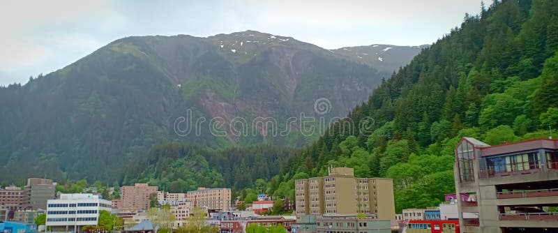 Bergen en stad vanuit alaska stock afbeeldingen