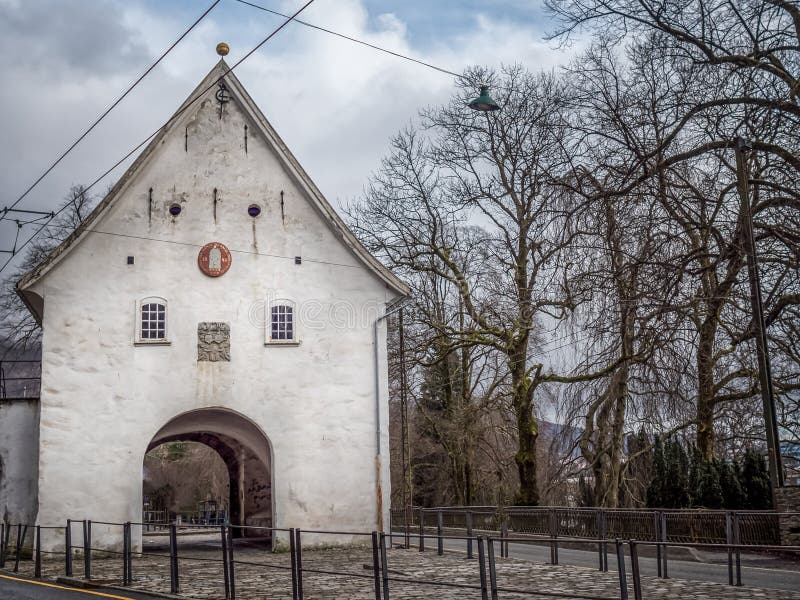 Bergen, Norvegia marzo 2017: Vecchio portone storico della città in centrale fotografia stock libera da diritti Bergen, Norvegia marzo 2017: Vecchio portone storico della città in centrale fotografia stock libera da diritti