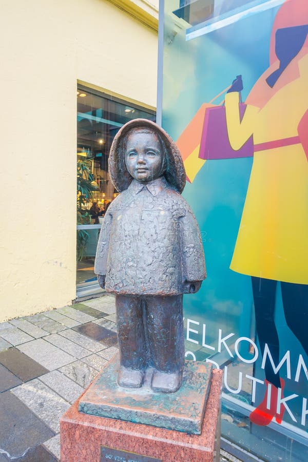 Bergen, Norvège - 3 avril 2018 : Vue extérieure de la statue en bronze d'un garçon au centre de la ville, en parc photo libre de droits Bergen, Norvège - 3 avril 2018 : Vue extérieure de la statue en bronze d'un garçon au centre de la ville, en parc photo libre de droits