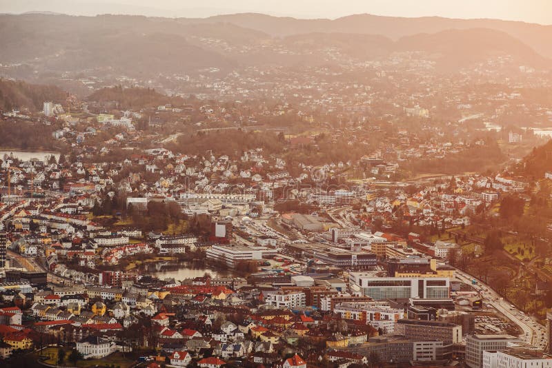 Bergen stad i Norge på solnedgången arkivfoto Bergen stad i Norge på solnedgången arkivfoto