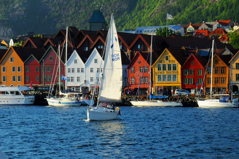 Segelbooter Fudder Faarweg haiser An, Norwegen, architektonesch patrimoine.