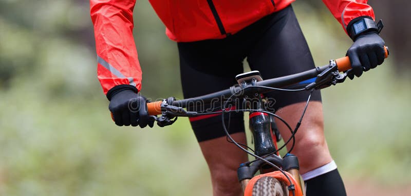 Bergfietser die op fiets enkelsporige sleep berijdt stock foto Bergfietser die op fiets enkelsporige sleep berijdt stock foto