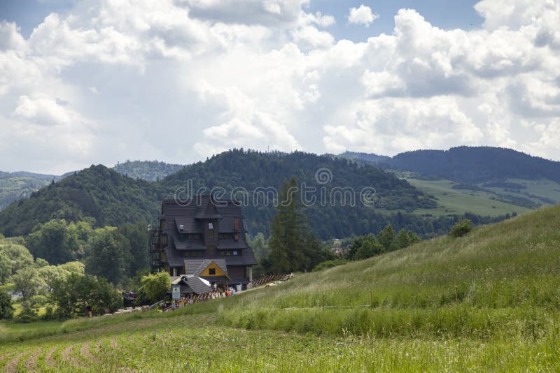 Berghütte, drei Kronen auf dem Donay-Fluss lizenzfreie stockbilder Berghütte, drei Kronen auf dem Donay-Fluss lizenzfreie stockbilder