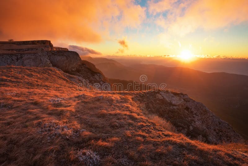Berglandschaft in der Herbstzeit während des Sonnenuntergangs stockbilder Berglandschaft in der Herbstzeit während des Sonnenuntergangs stockbilder