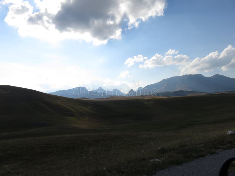Berglandschaft die Sonne ist von Wolken verschüttet stockfoto Berglandschaft die Sonne ist von Wolken verschüttet stockfoto