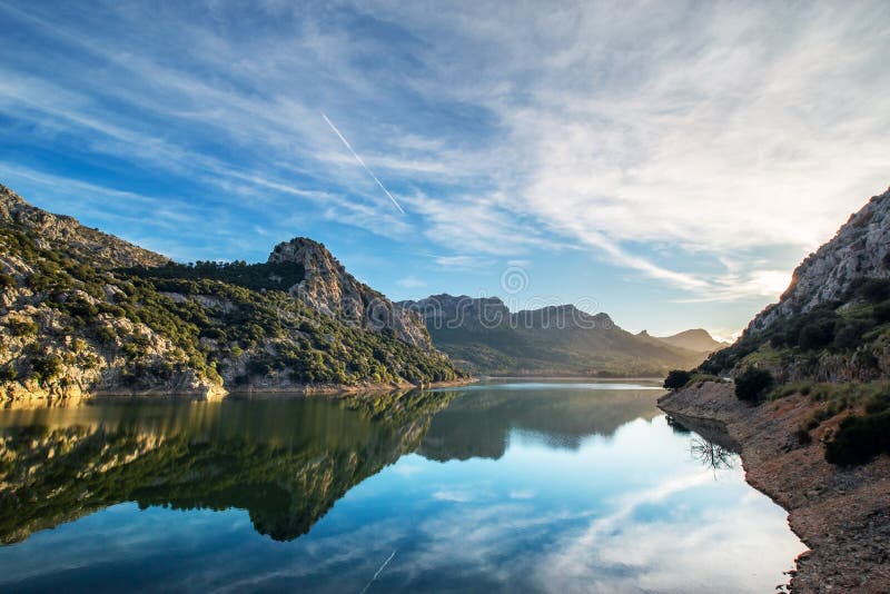 Berglandschaft mit Fluss in Reflektion Palma de Mallorca lizenzfreies stockbild Berglandschaft mit Fluss in Reflektion Palma de Mallorca lizenzfreies stockbild