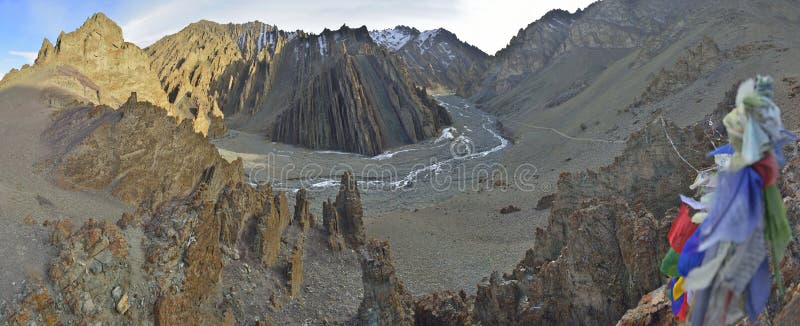 Berglandschaft mit Tibetaner betenden flagas stockbilder Berglandschaft mit Tibetaner betenden flagas stockbilder